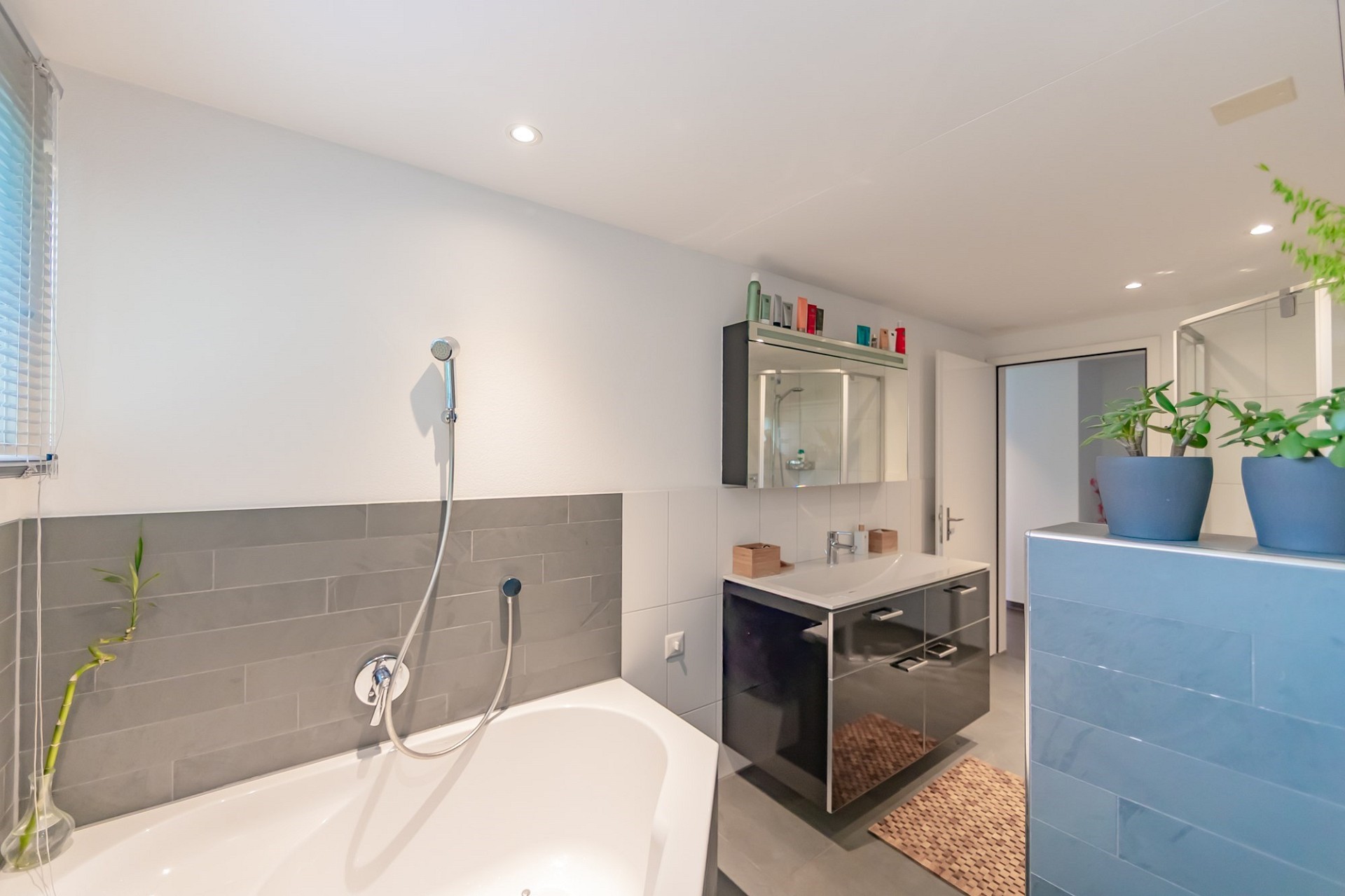 Modernes Badezimmer mit Badewanne und Waschtisch