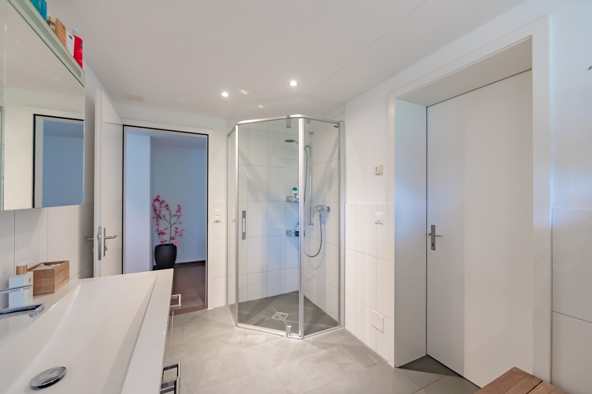 Modernes Badezimmer mit begehbarer Dusche