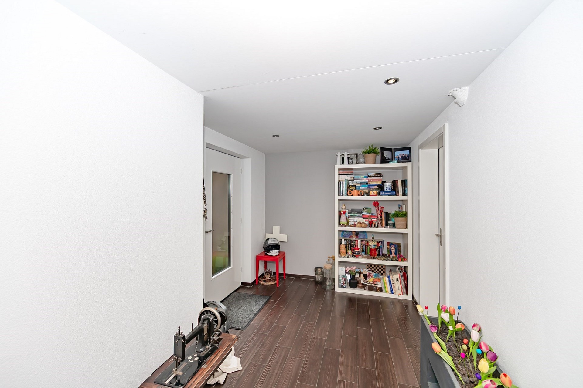 Flur mit Treppe und Stauraum