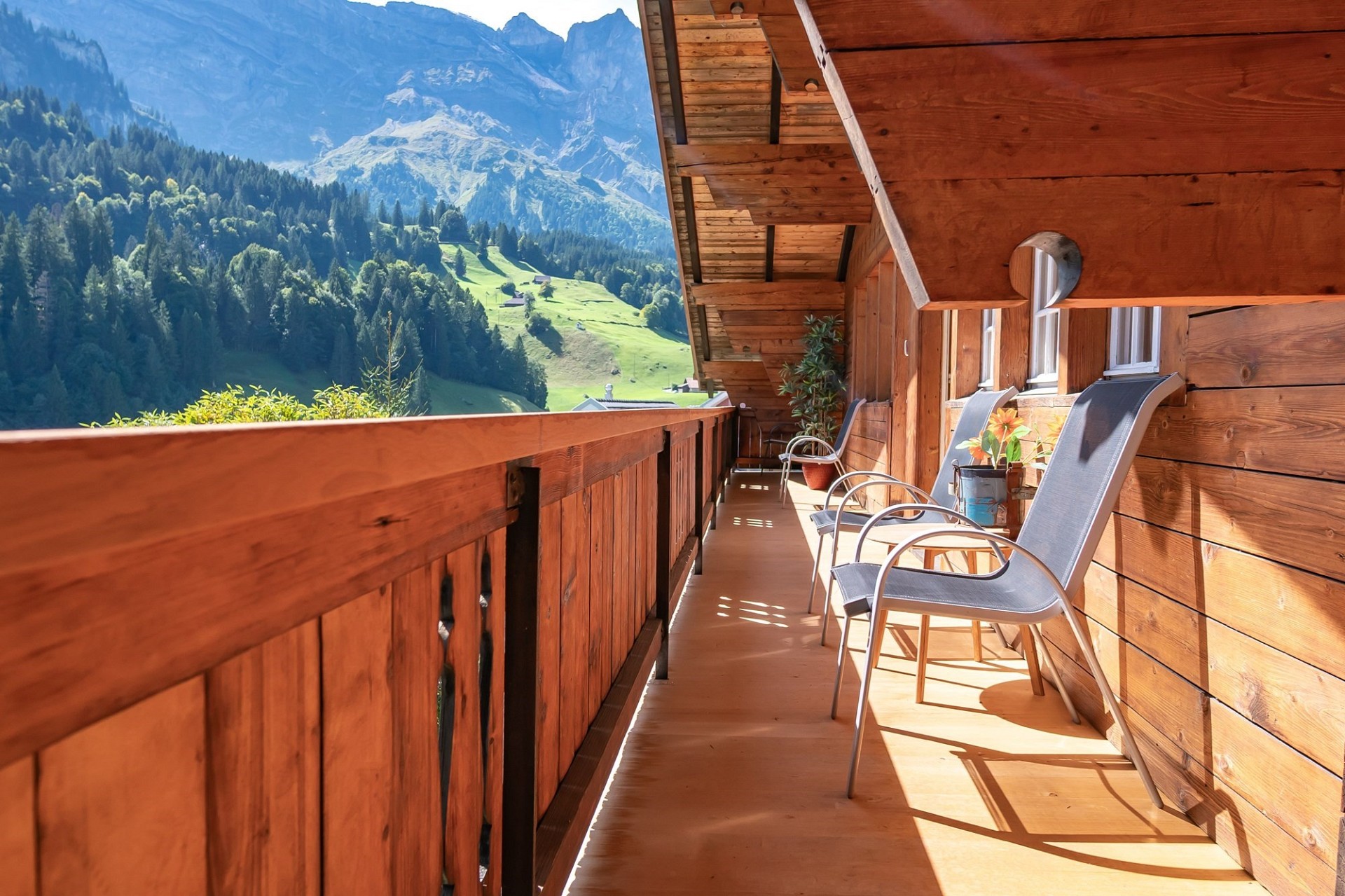 Holzbalkon mit Bergblick