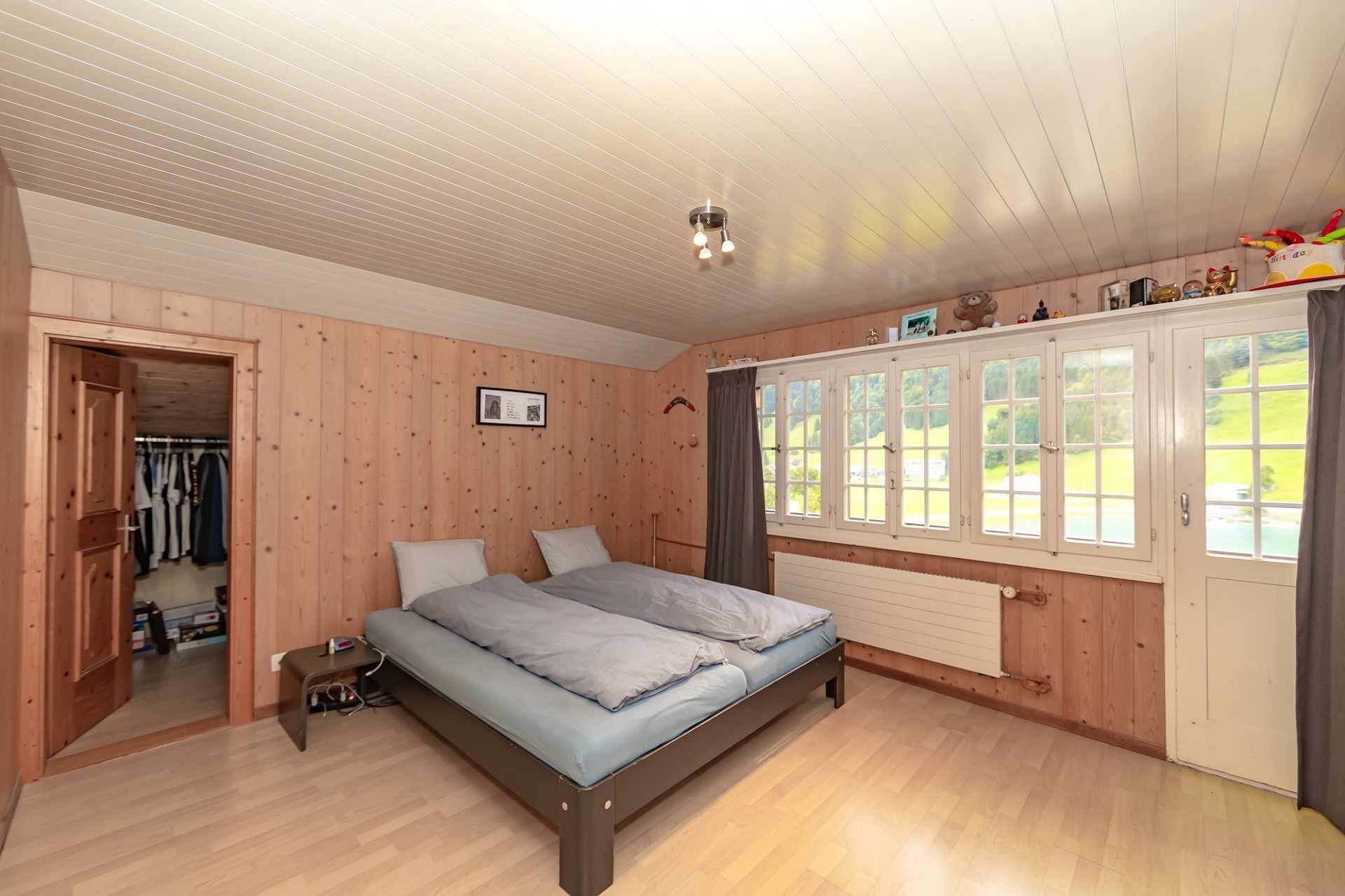 Gemütliches Schlafzimmer mit Holzvertäfelung