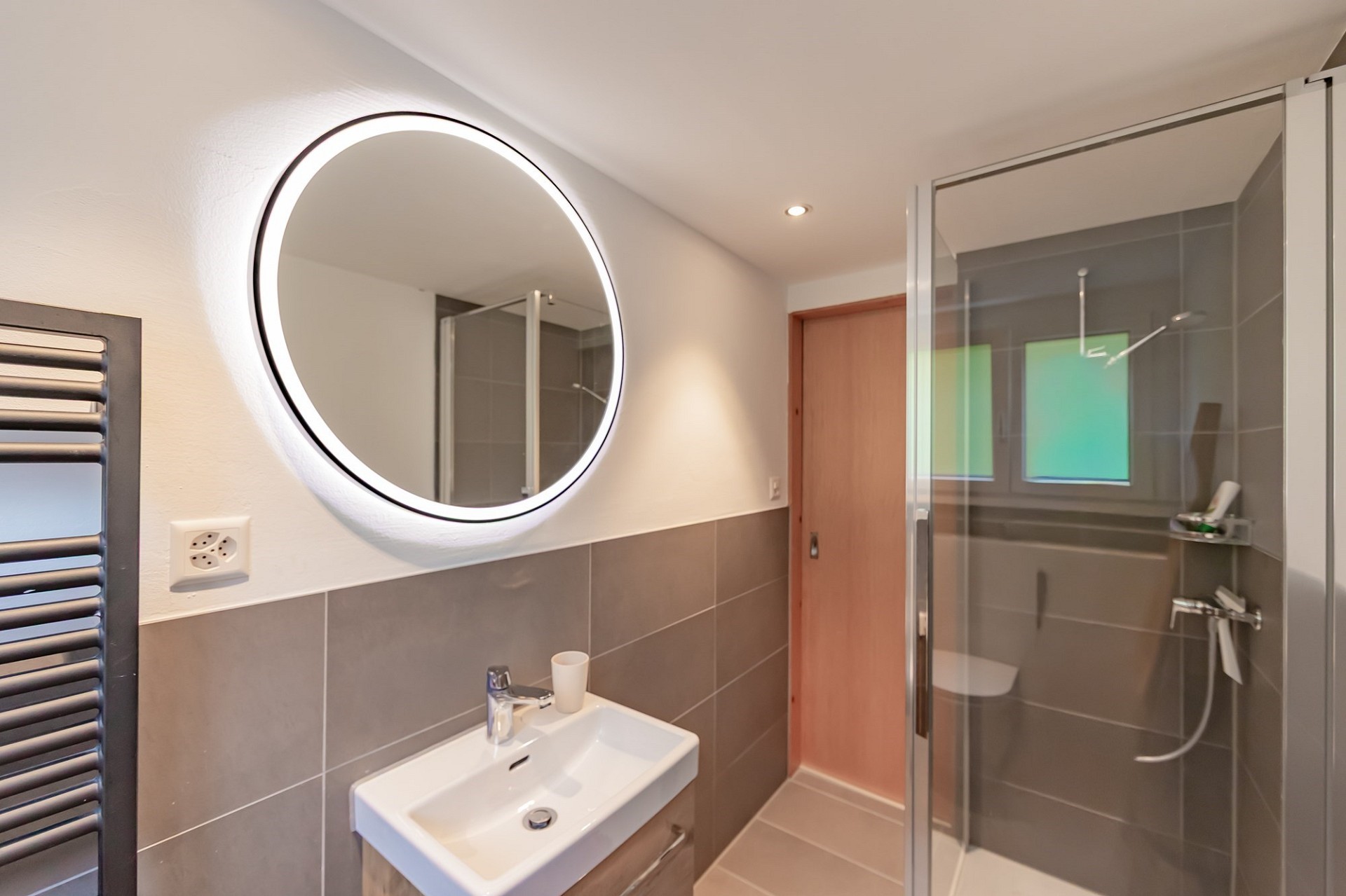 Modernes Badezimmer mit LED-Spiegel und Dusche