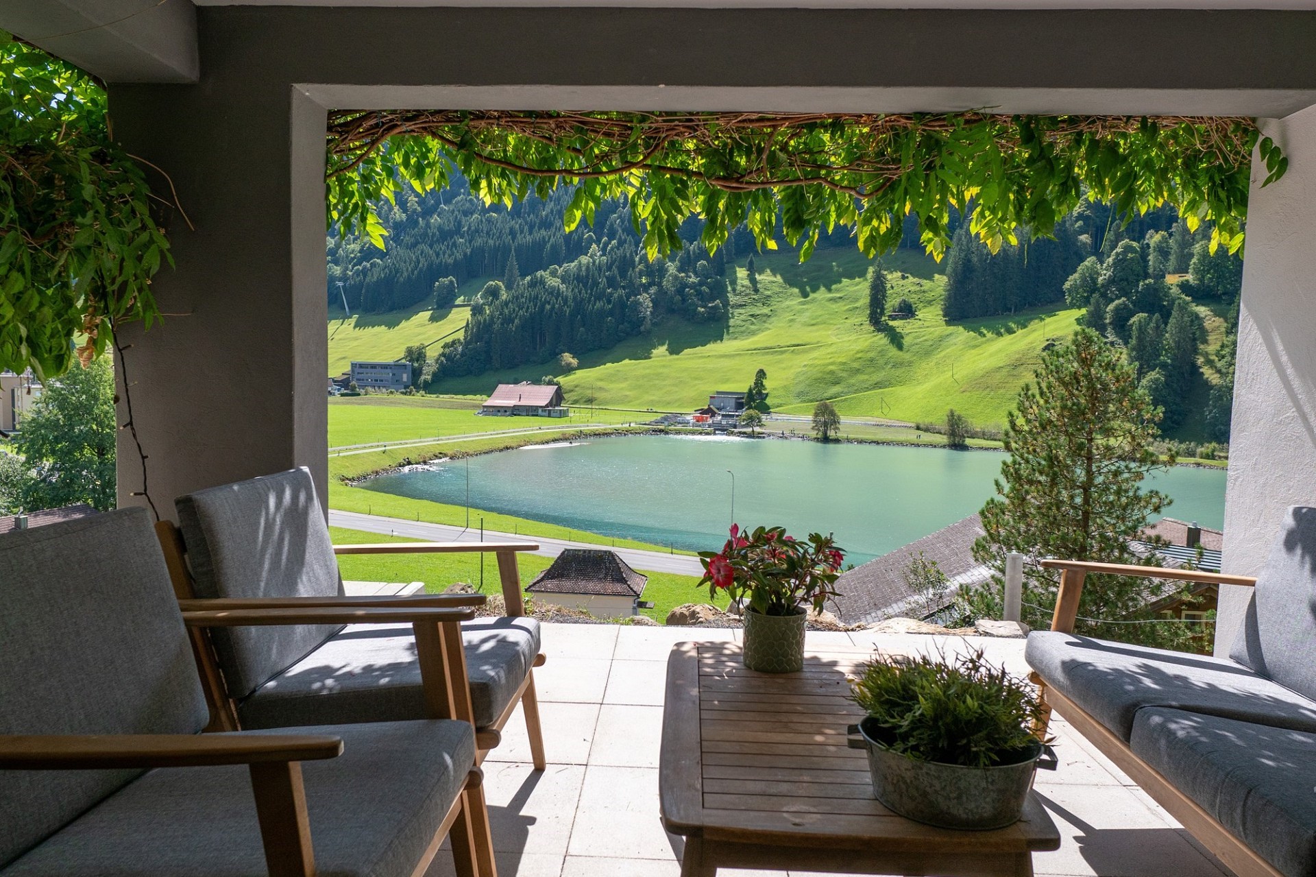 Überdachte Terrasse mit Seeblick