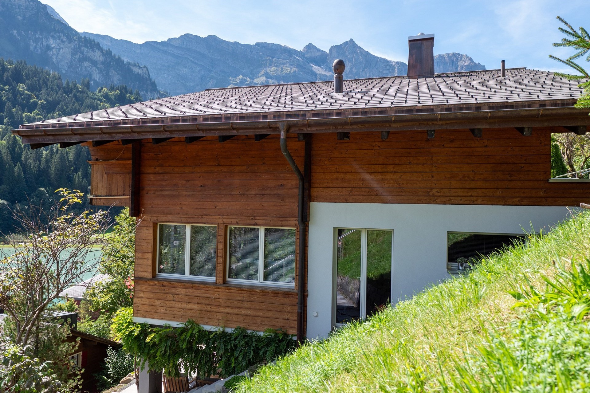 Berghaus mit Holzfassade und Alpenblick
