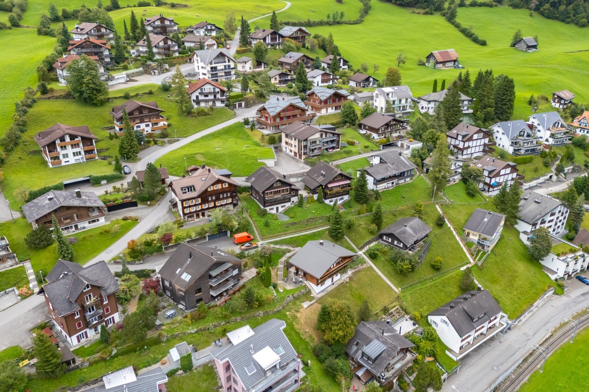 Luftaufnahme eines alpinen Wohngebiets