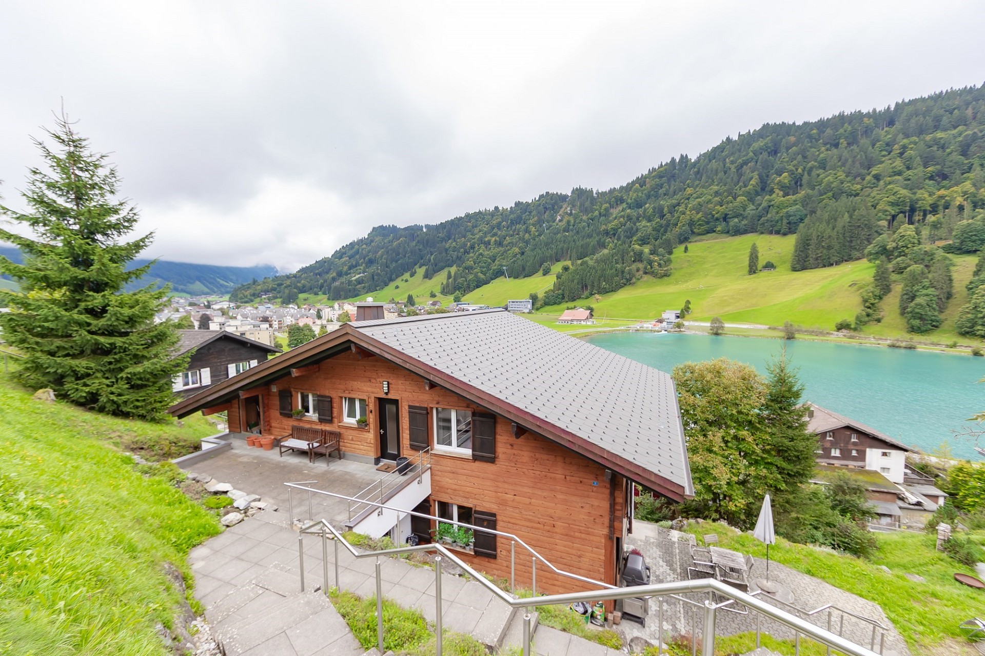 Alpenhaus mit Seeblick