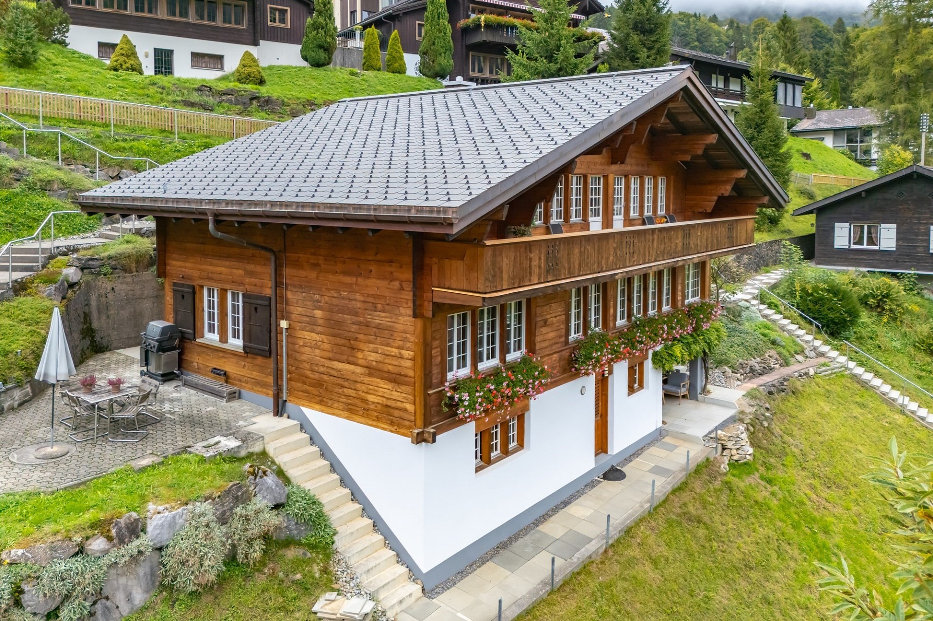 Alpines Holzchalet mit Balkon