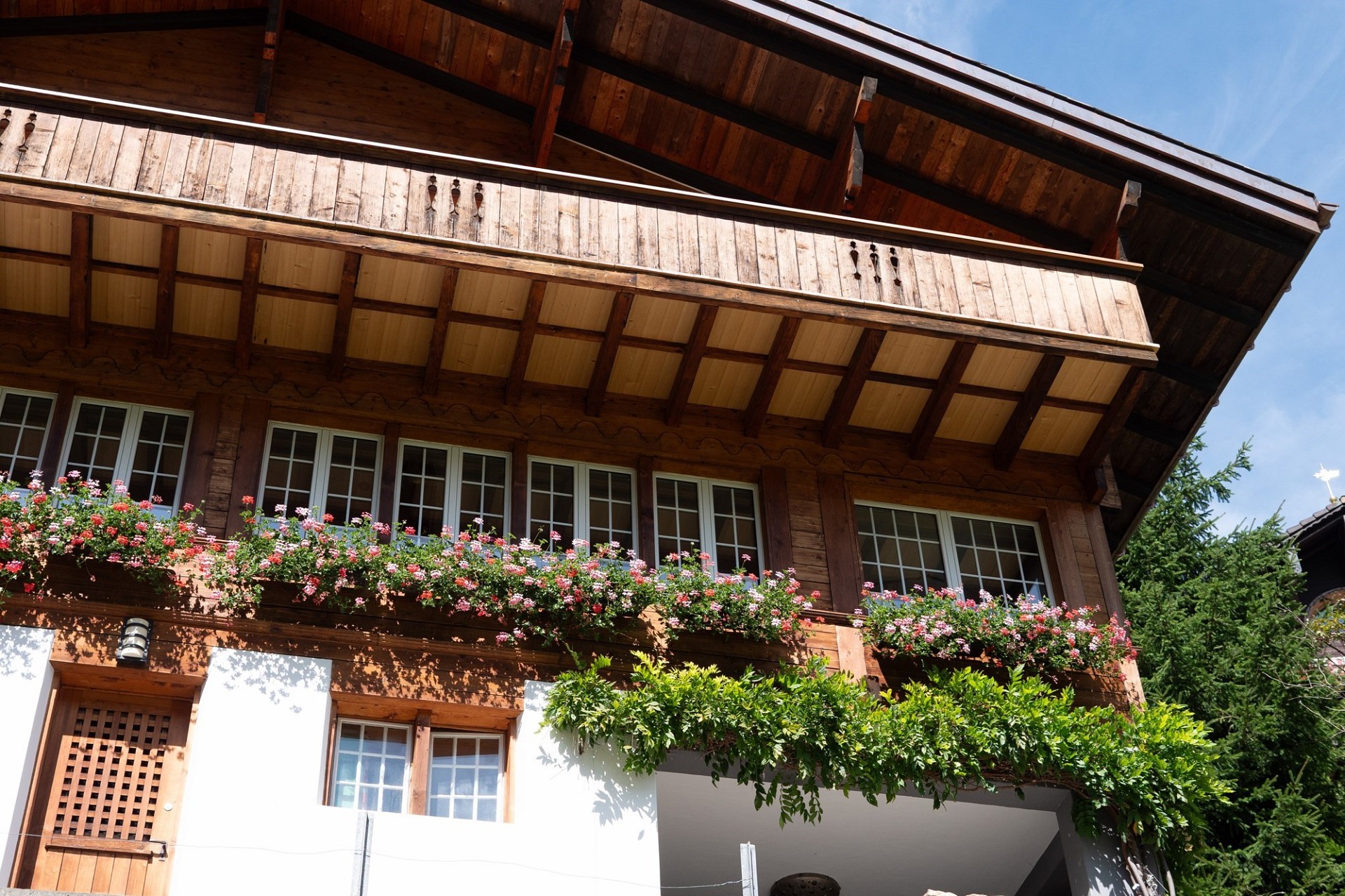 Traditionelles Holzhaus mit Balkon und Blumenkästen