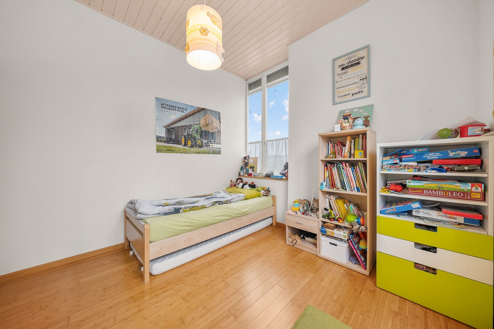 Kinderzimmer mit Bett und Regalen