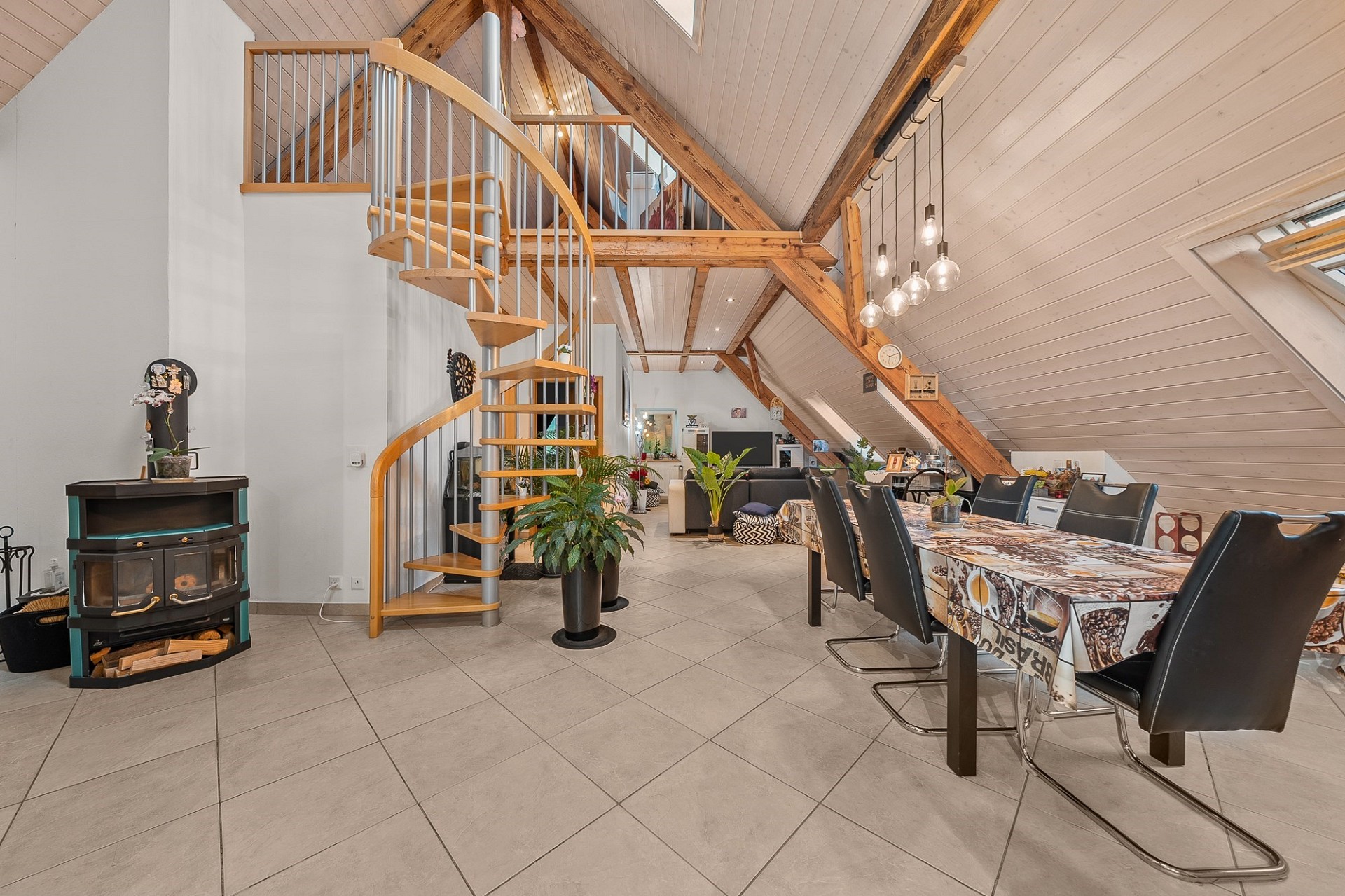 Offener Wohn- und Essbereich mit Galerie und Wendeltreppe