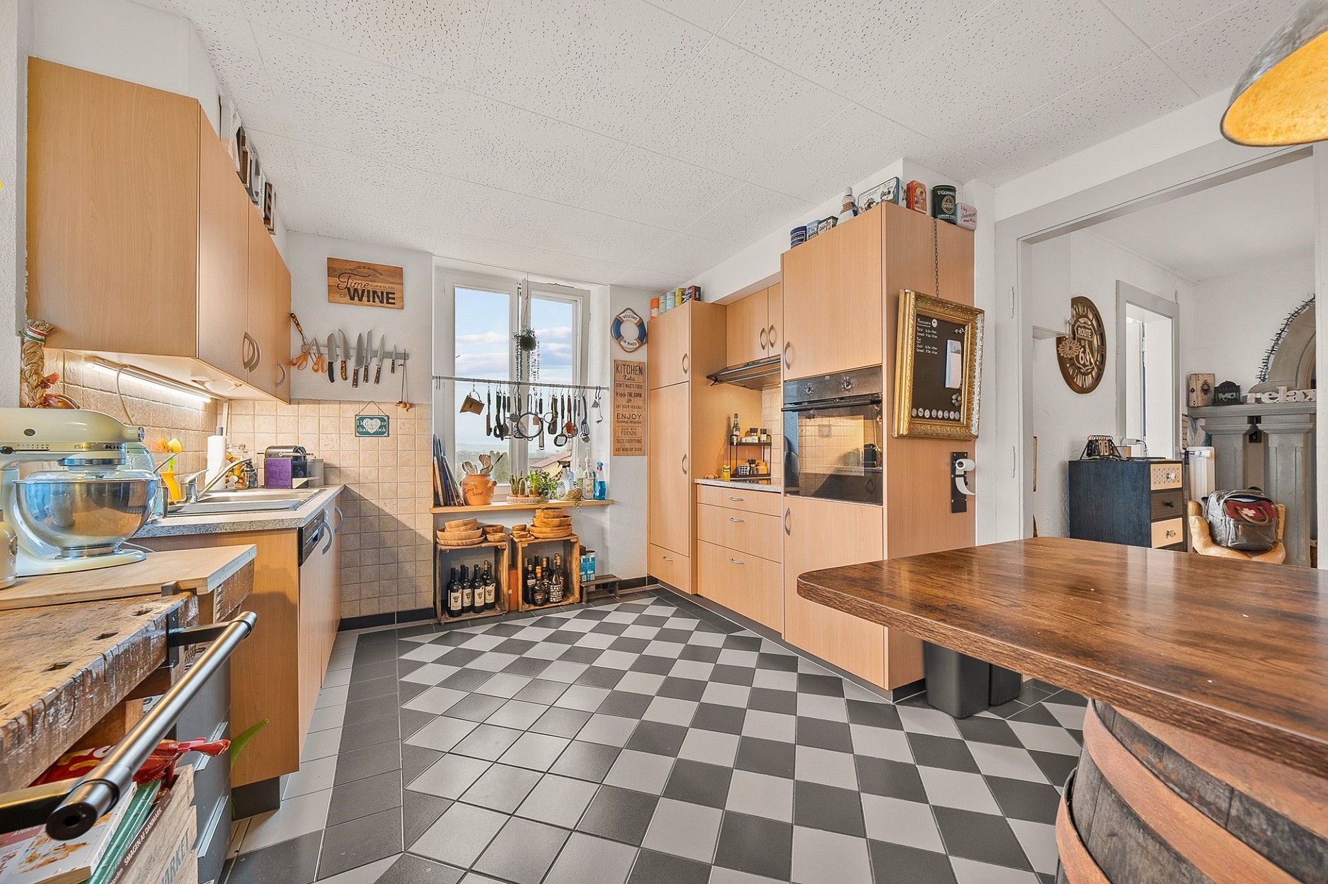 Küche mit Checkerboden und Holzfronten