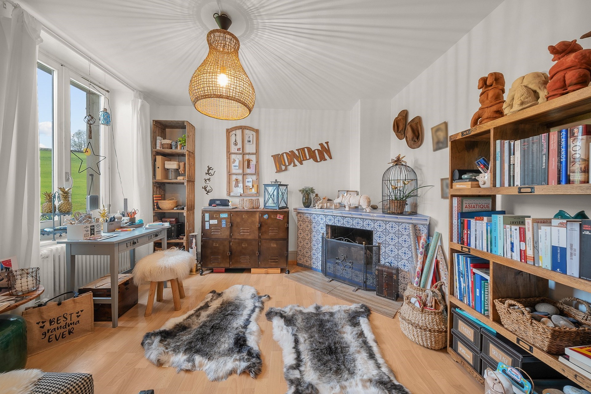 Gemütliches, dekorativ eingerichtetes Wohn- bzw. Arbeitszimmer mit Kamin