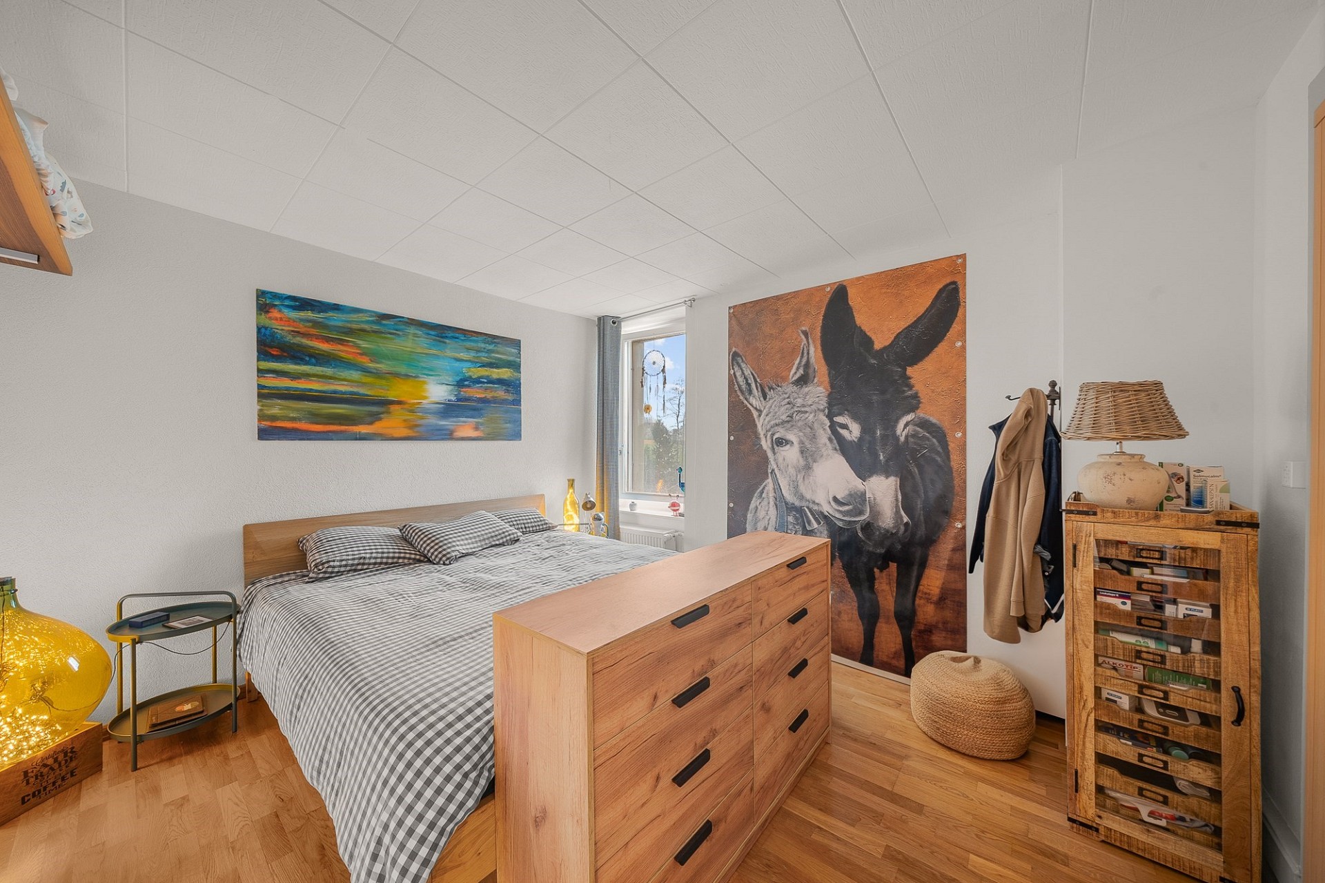 Gemütliches Schlafzimmer mit Holzmöbeln