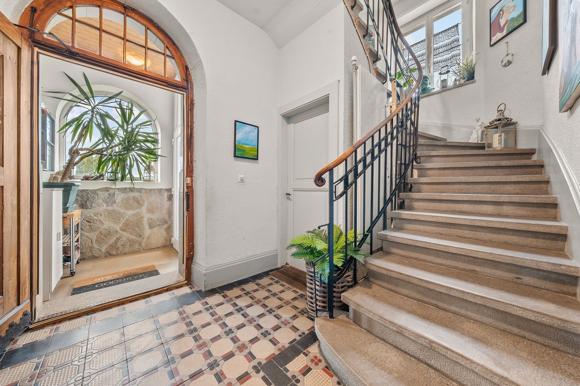 Eingangsbereich mit Treppe und Blick in einen Nebenraum