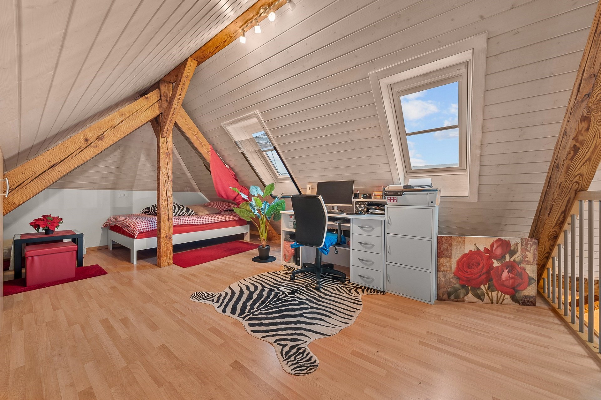 Dachgeschosszimmer mit Schlaf- und Arbeitsbereich