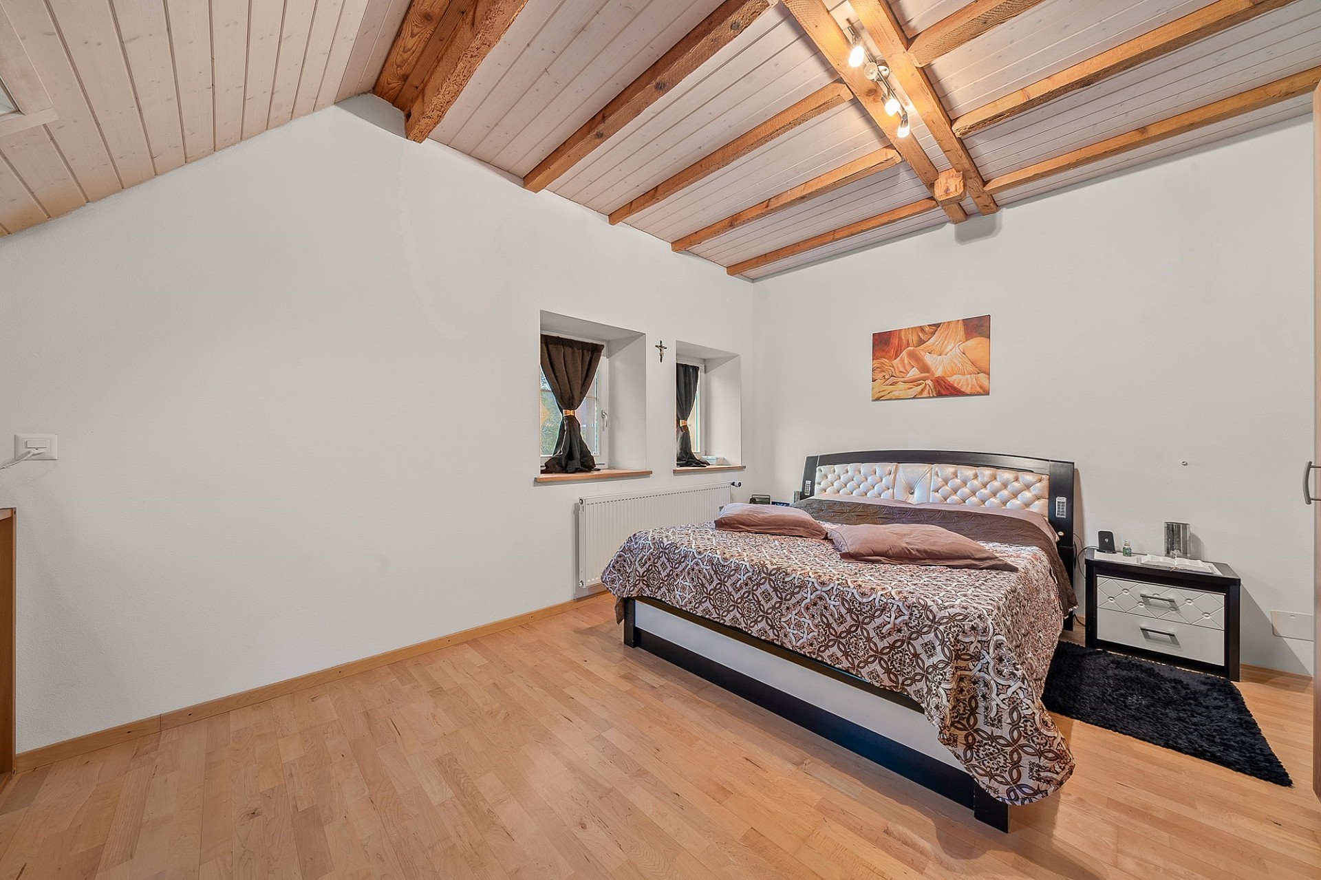 Schlafzimmer mit sichtbaren Holzbalken