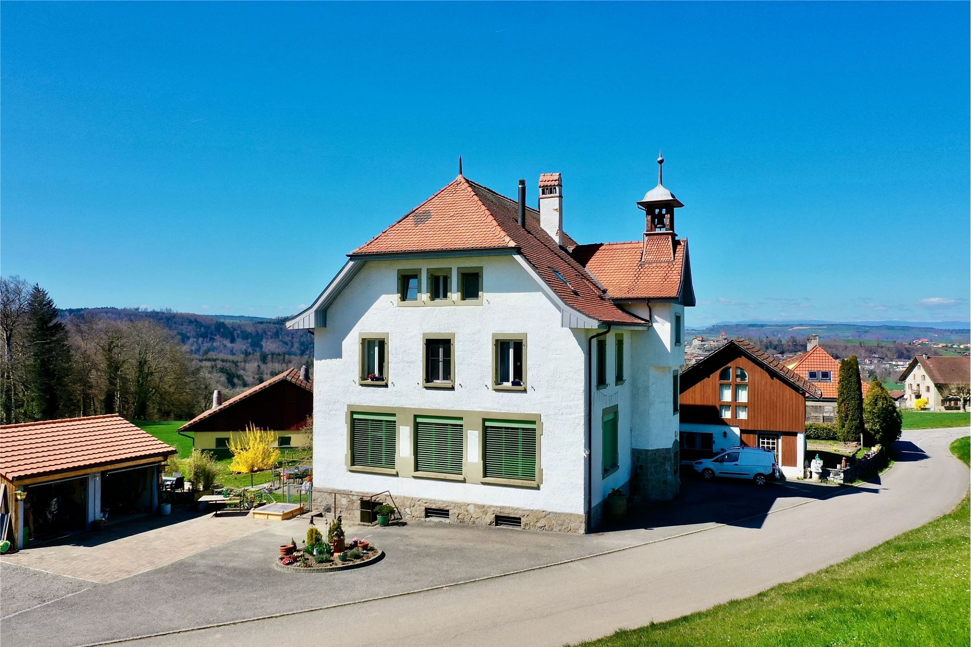 Ländliches Einfamilienhaus mit rotem Ziegeldach