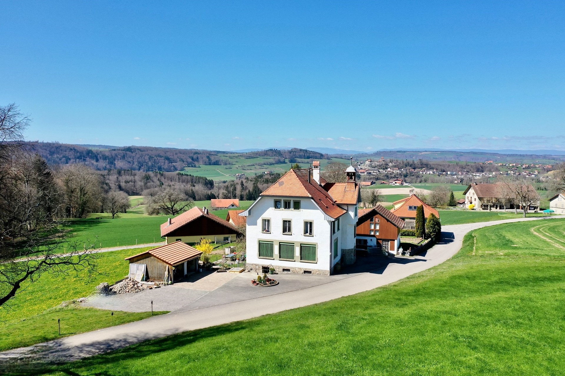 Ländliches Anwesen mit großem Haus und weitem Landschaftsblick