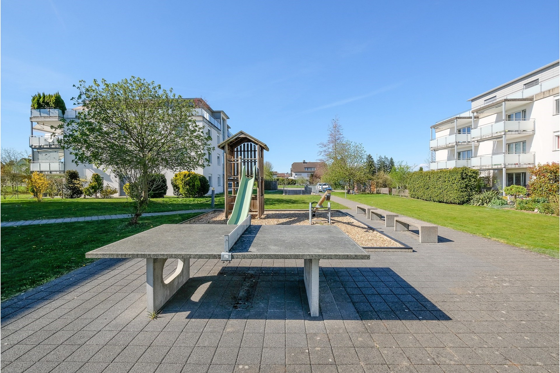 Außenanlage mit Spielplatz und Mehrfamilienhäusern