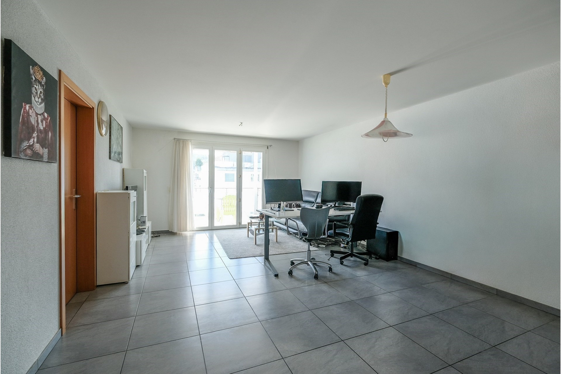 Helles Wohn- und Arbeitszimmer mit Balkonzugang