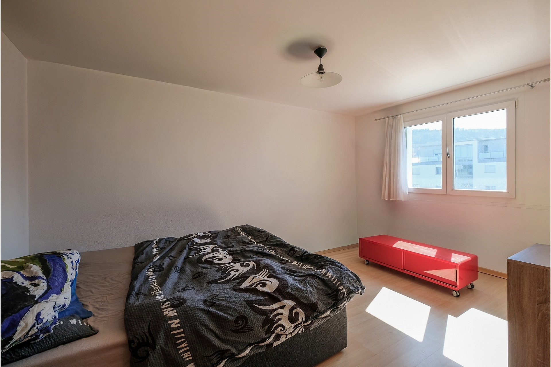 Helles Schlafzimmer mit einfacher Möblierung