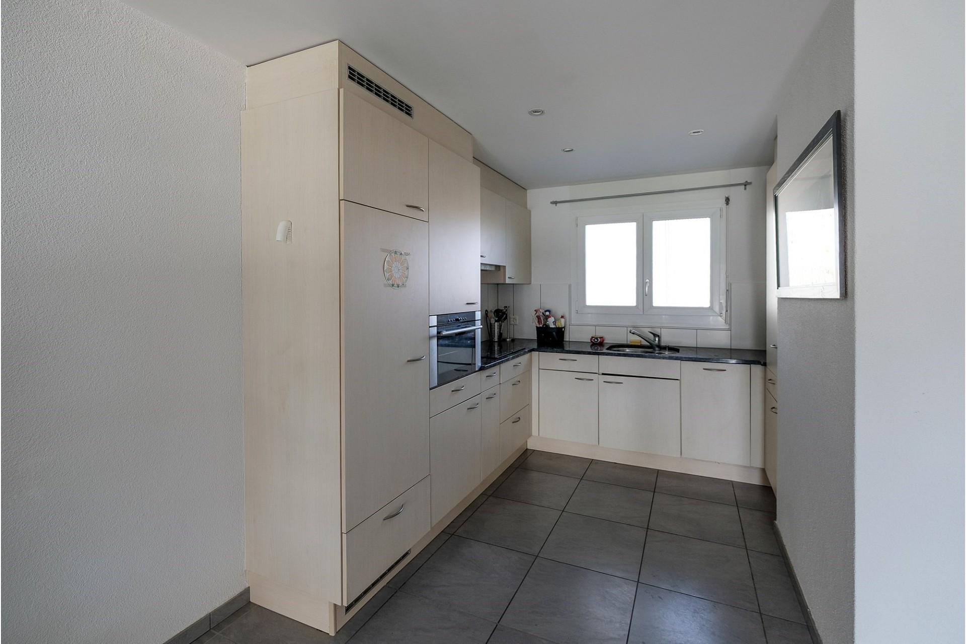 Kompakte Einbauküche mit Fenster