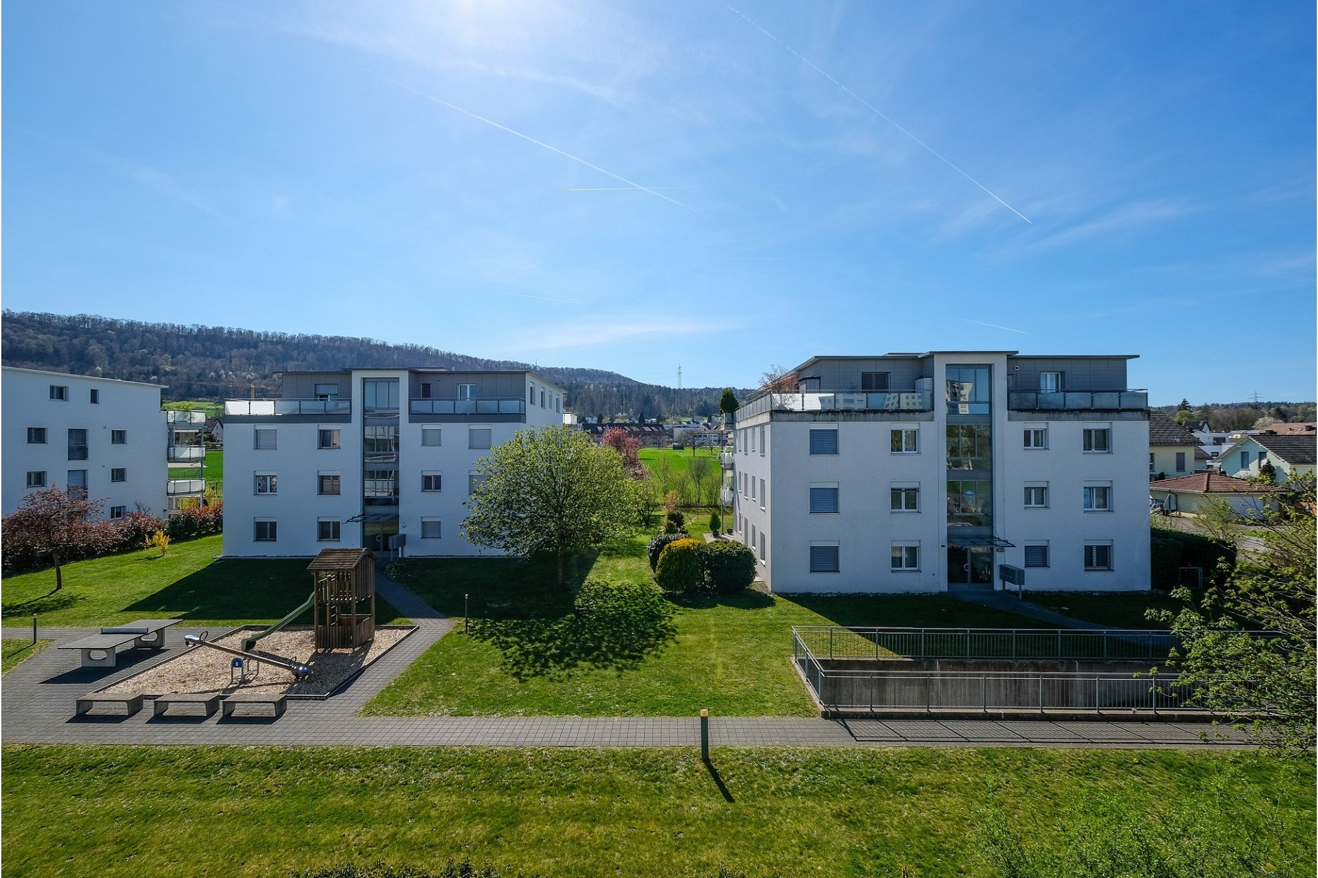 Wohnanlagen-Außenansicht mit Spielplatz