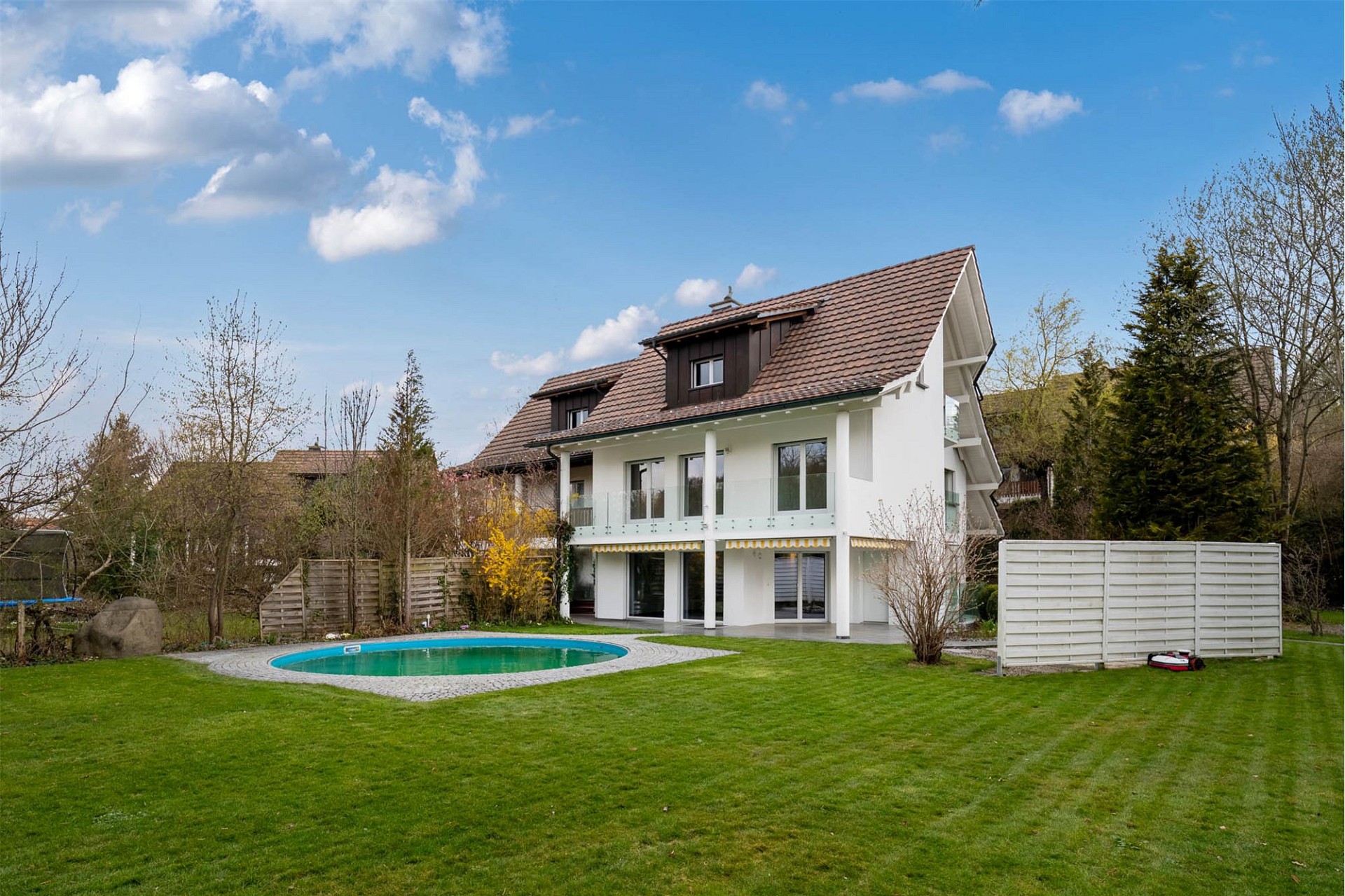 Einfamilienhaus mit Pool und großem Garten