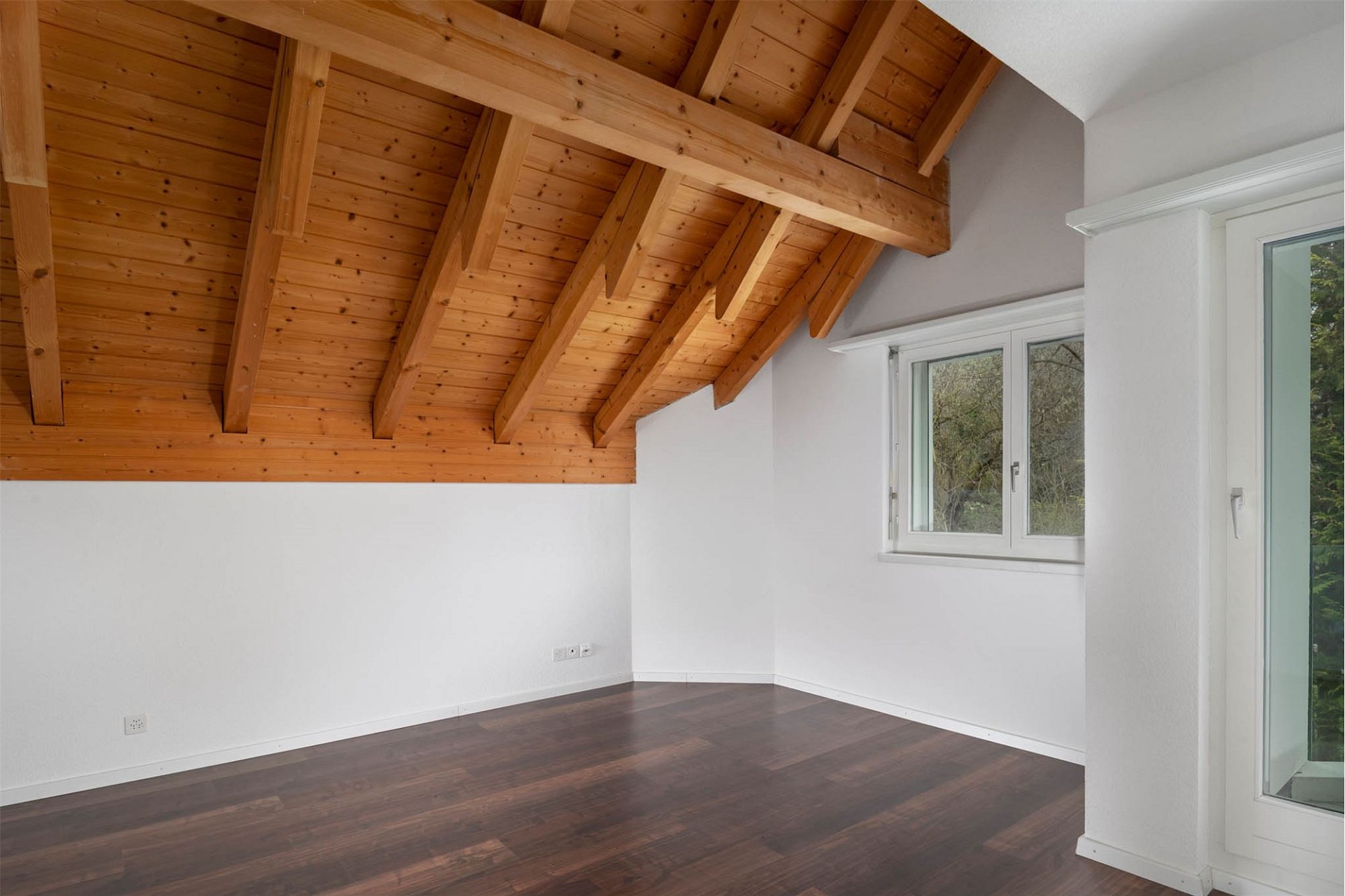 Heller Dachraum mit sichtbaren Holzbalken