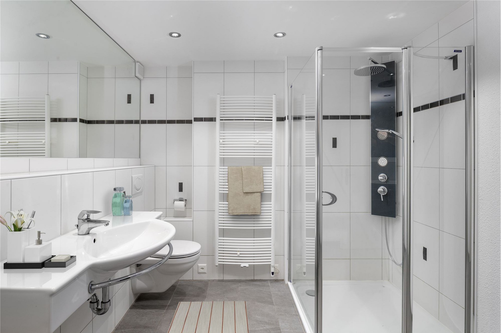 Modernes Badezimmer mit Dusche und Waschtisch