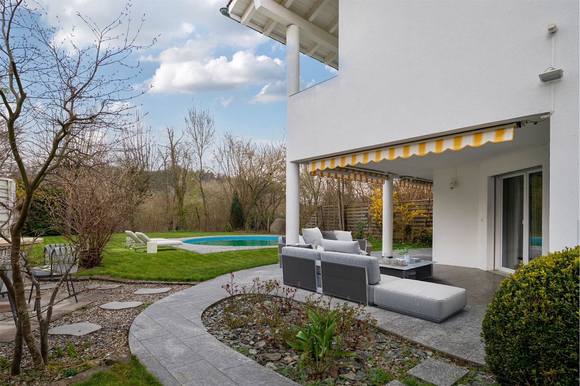 Moderner Garten mit Pool und Terrasse