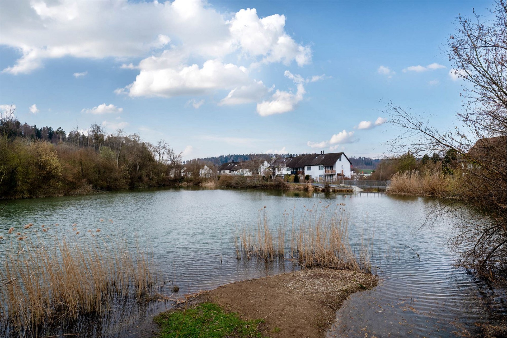 Gewässer mit Wohnbebauung am Ufer