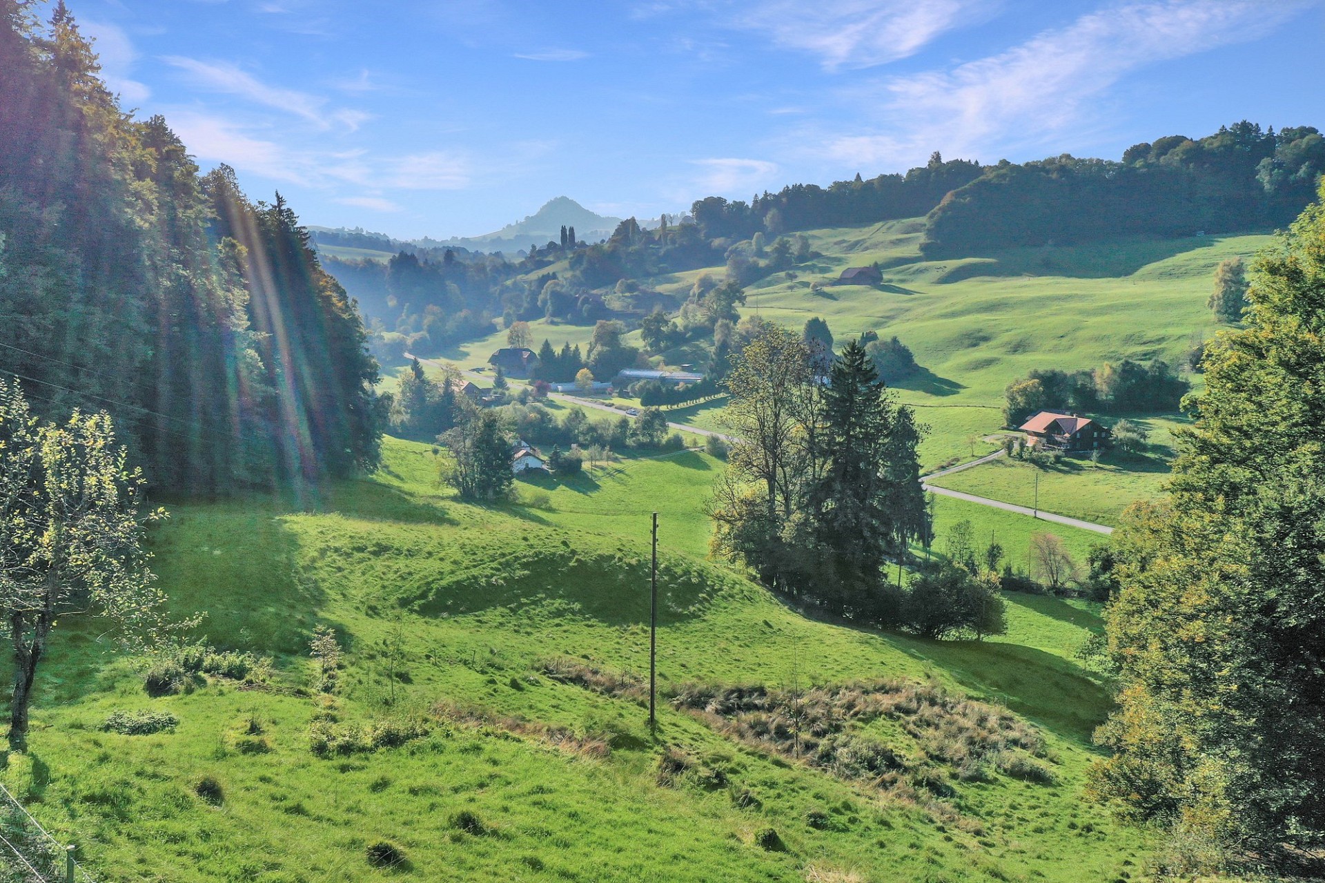 Ländliche Hügellandschaft mit Panorama