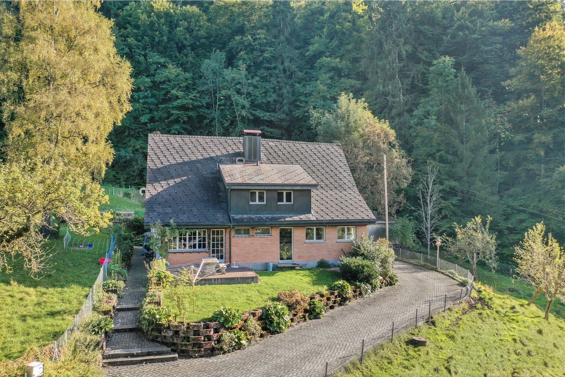 Einfamilienhaus in bewaldeter Hanglage