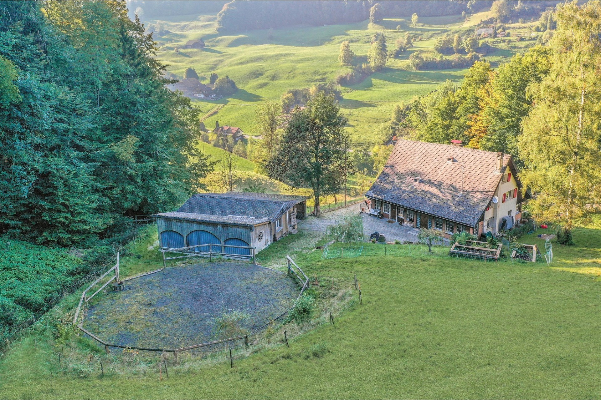 Ländliches Anwesen mit Haus, Nebengebäude und Talblick