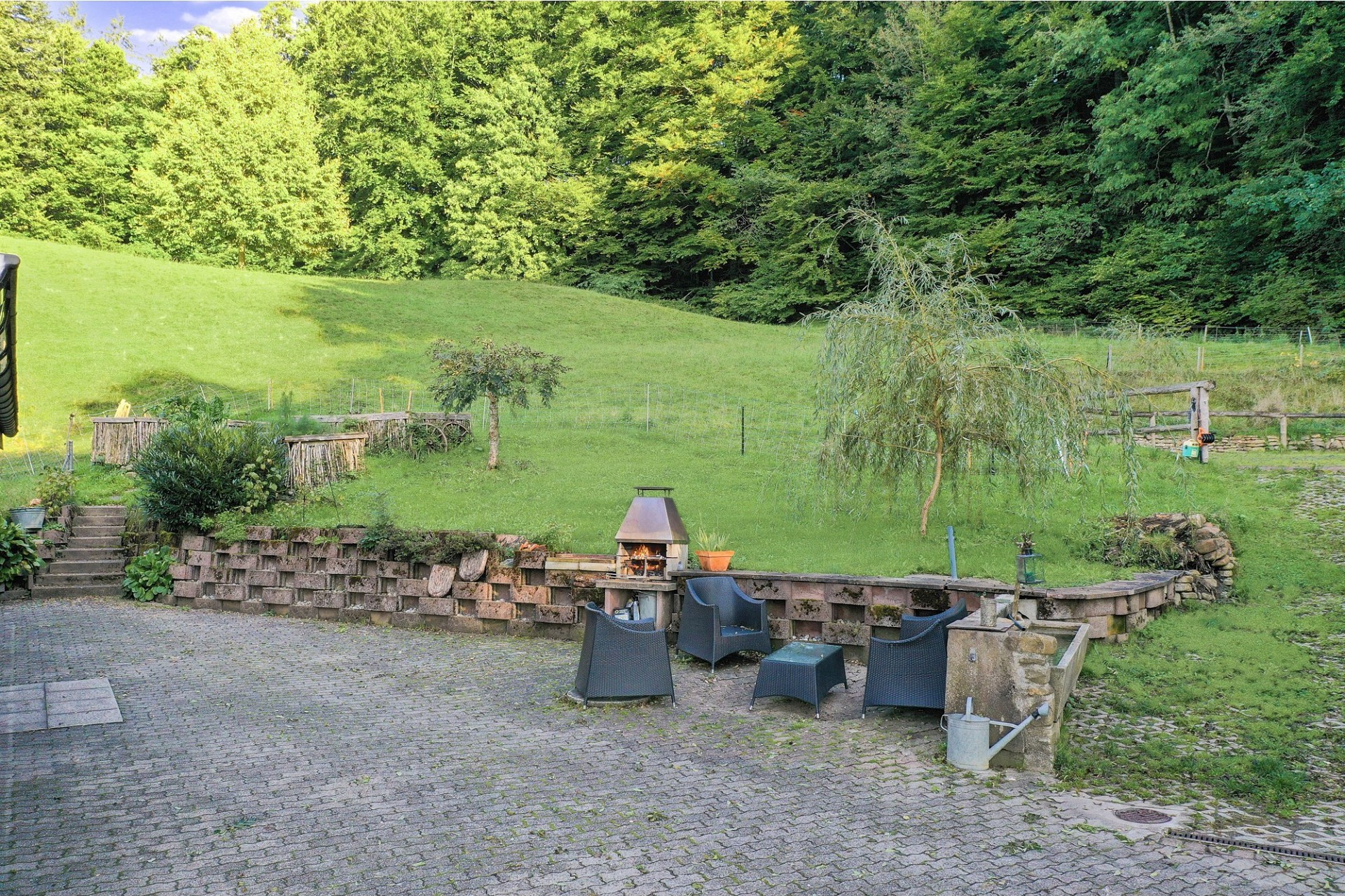 Große Gartenterrasse mit Feuerstelle