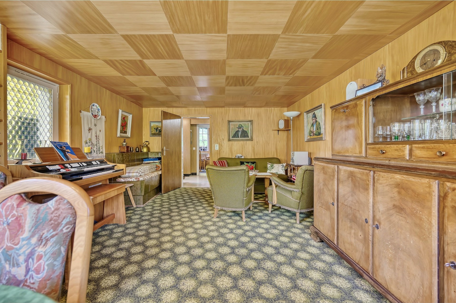 Wohnzimmer mit Holzvertäfelung und Vintage-Möbeln