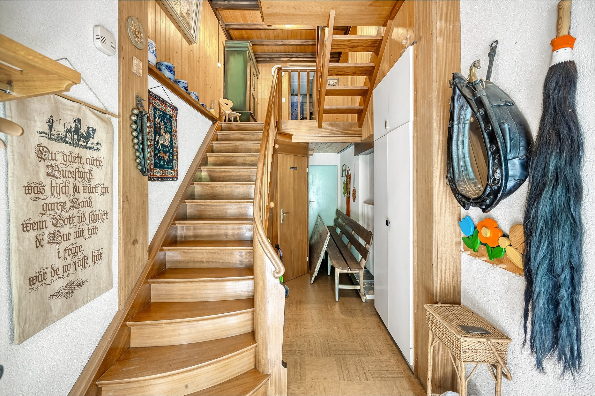 Flur mit Holztreppe und rustikalen Details