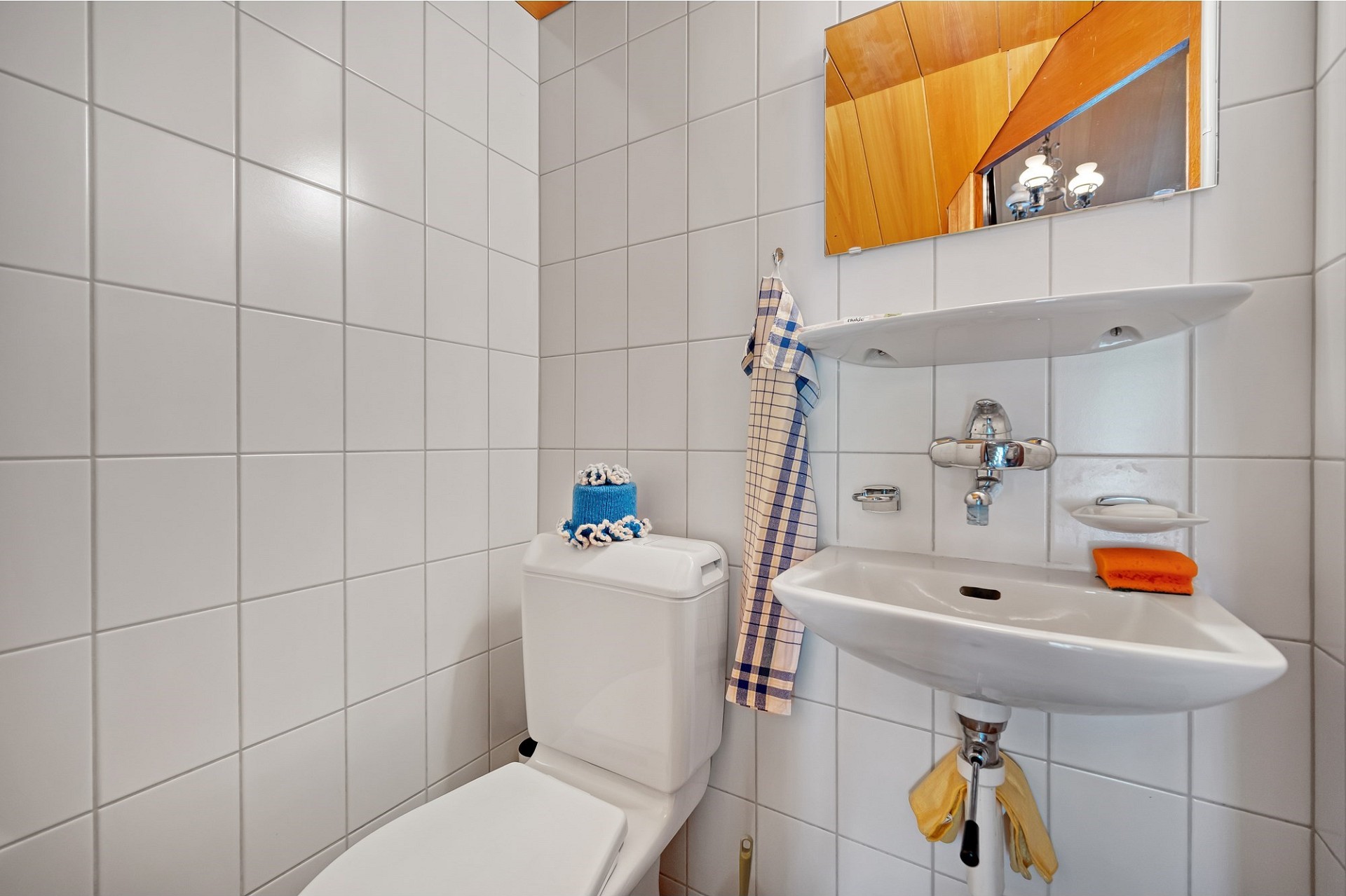 Kleines Gäste-WC mit Waschbecken und Toilette
