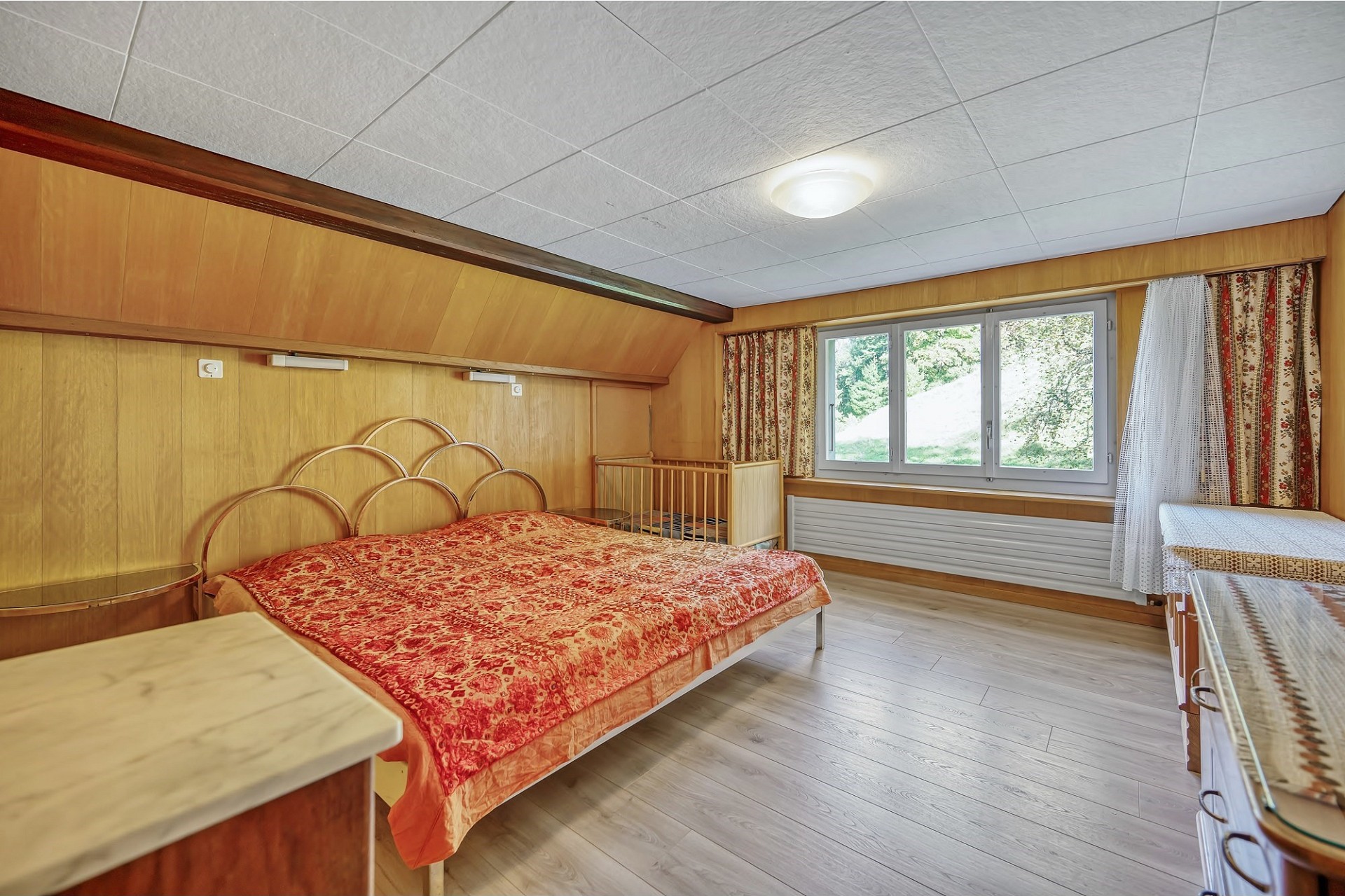 Rustikales Schlafzimmer mit Holzverkleidung