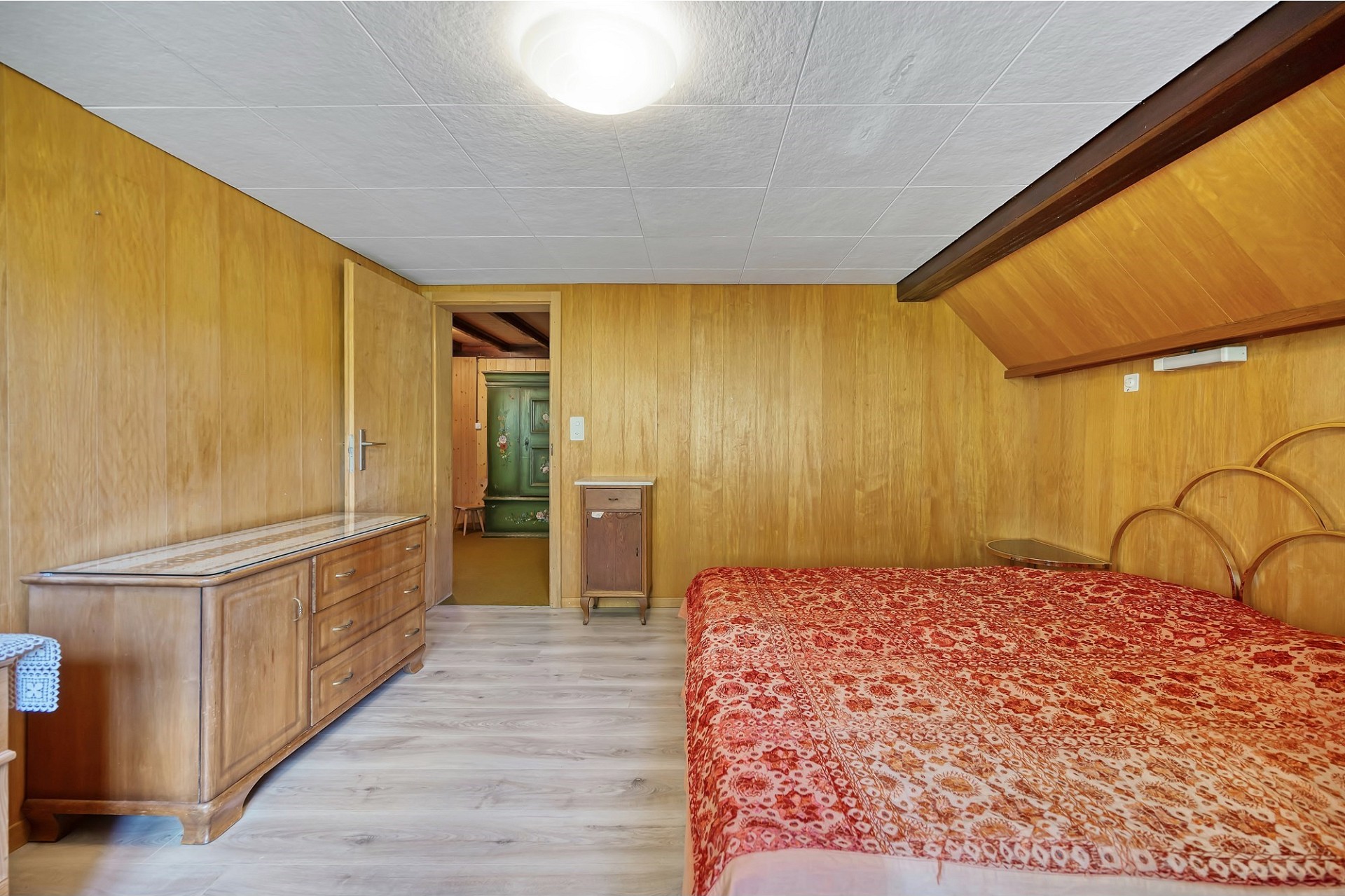 Schlafzimmer mit Holzvertäfelung