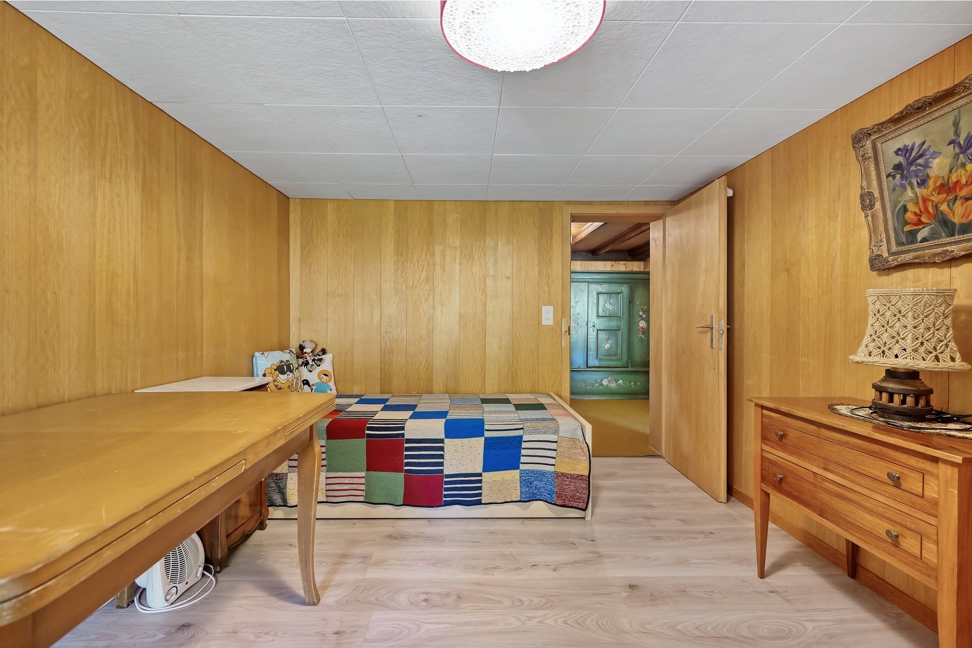 Gemütliches Schlafzimmer mit Holzvertäfelung