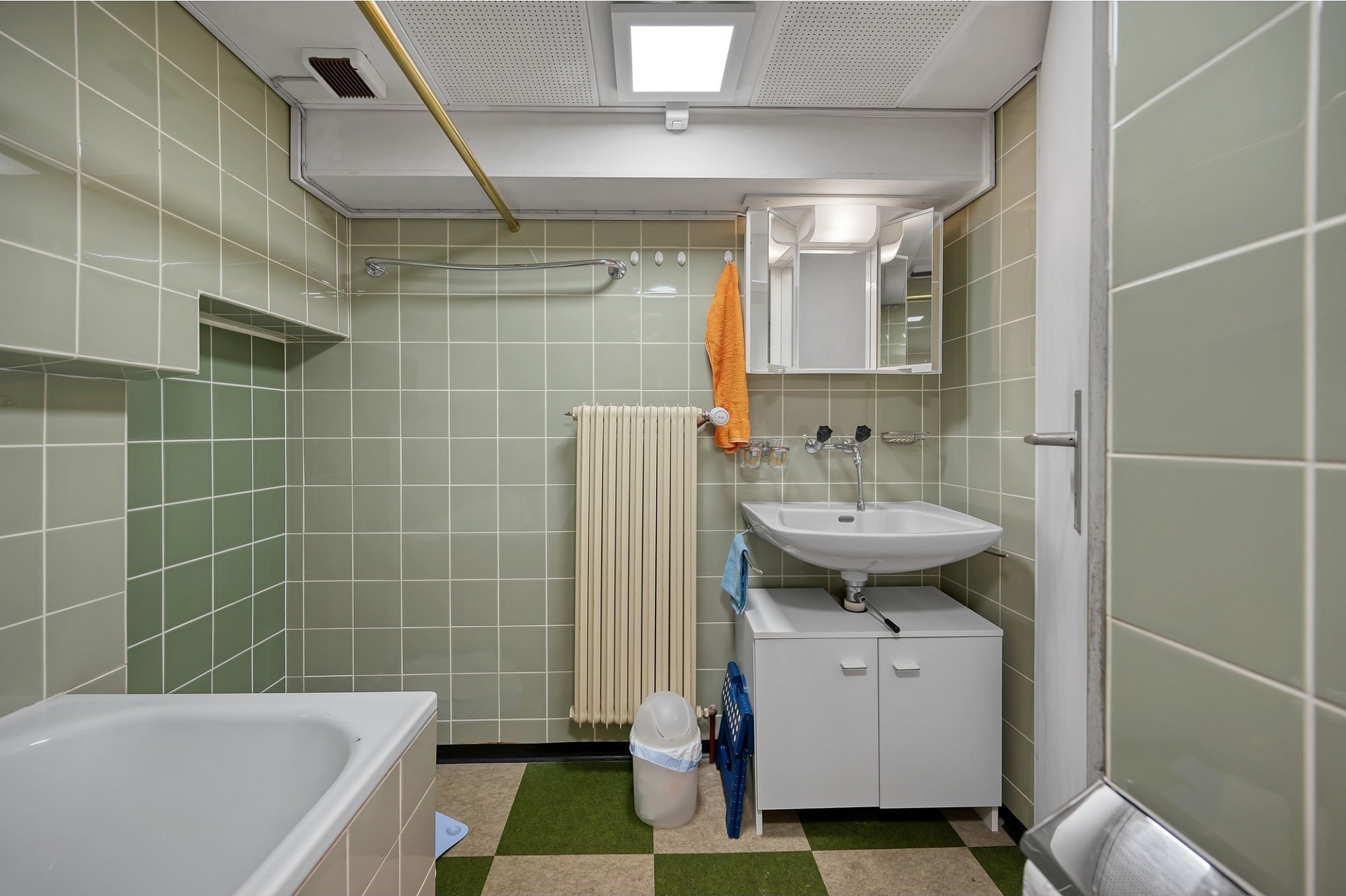 Kleines Retro-Bad mit Badewanne