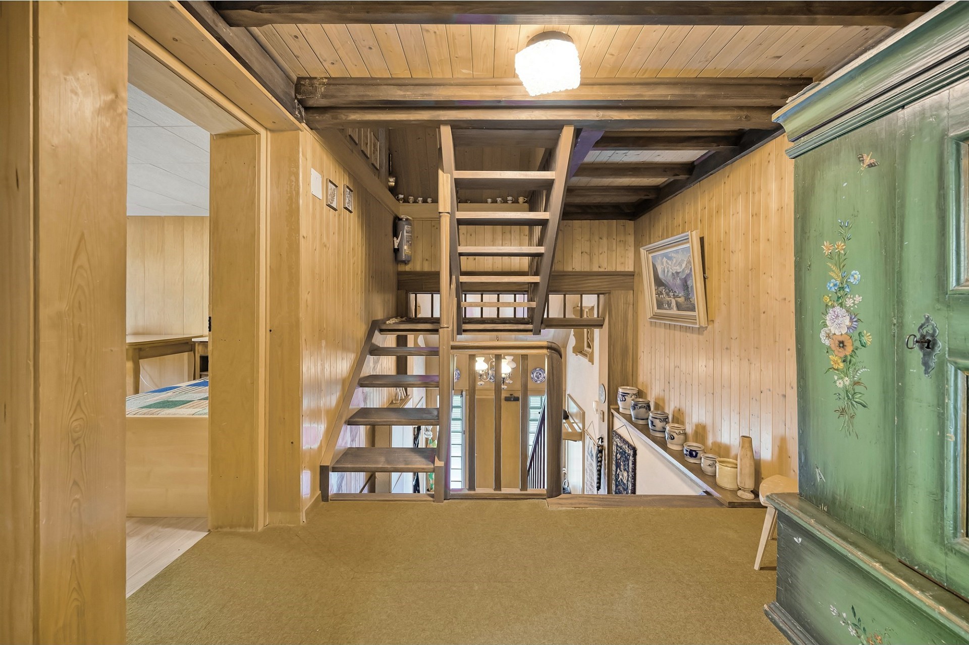Rustikaler Dachbodenflur mit Treppe