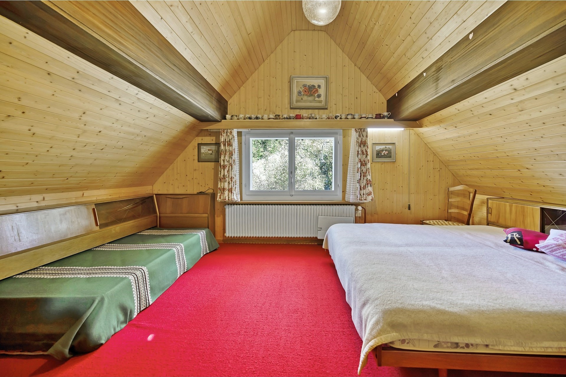 Gemütliches Dachgeschoss-Schlafzimmer mit Holzausbau