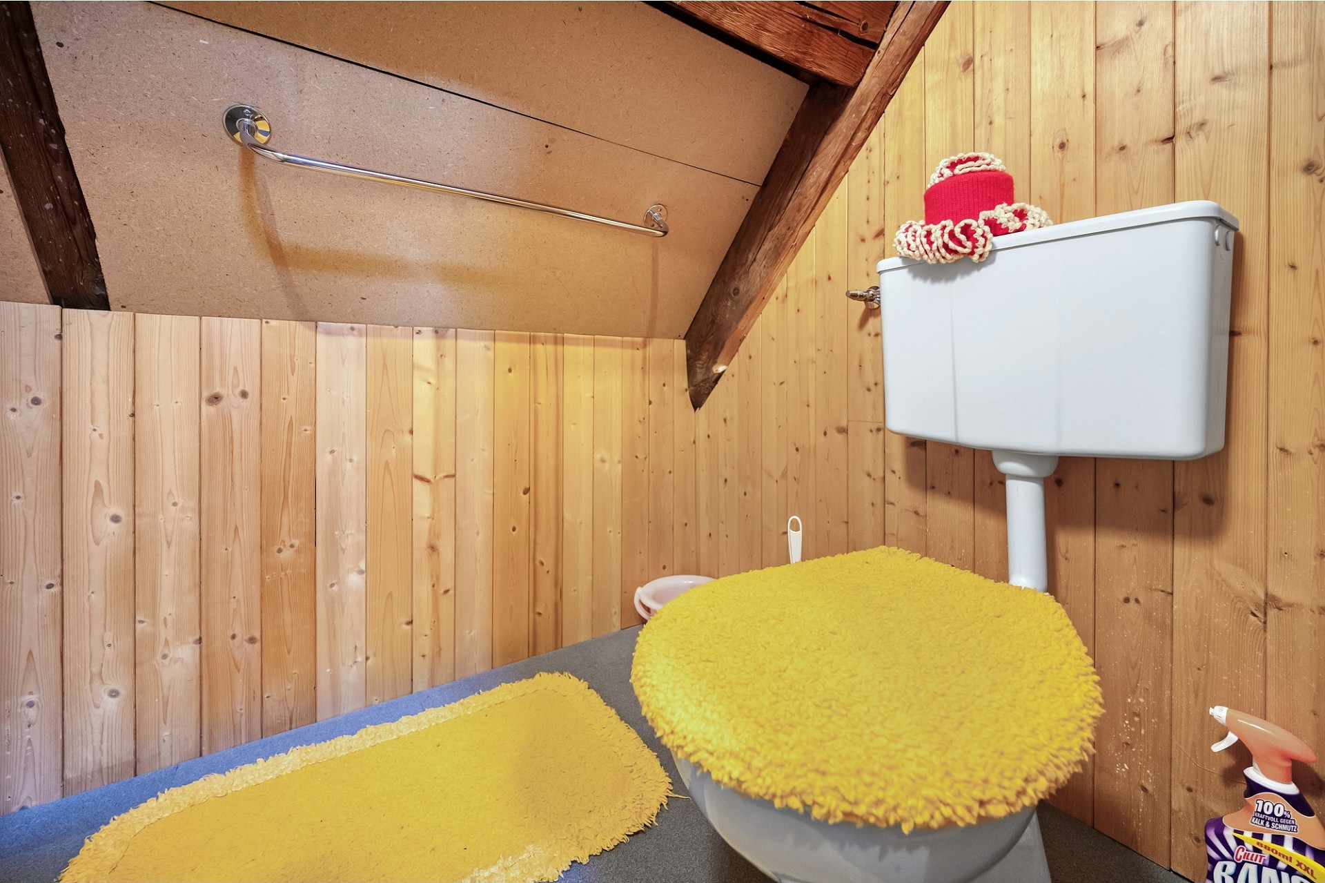 Kleines WC im Dachgeschoss mit Holzverkleidung