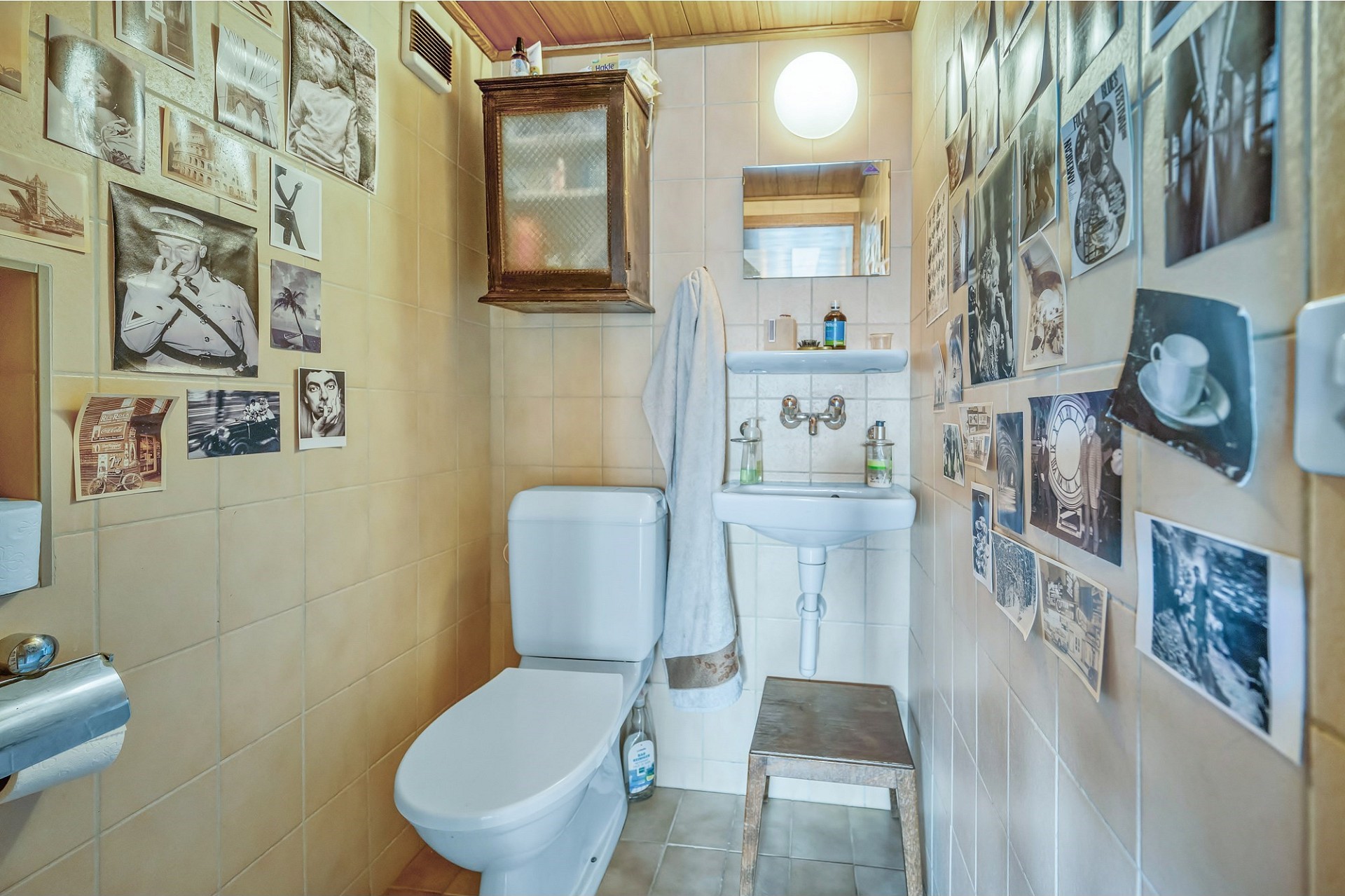 Kleines, individuell dekoriertes Gäste-WC