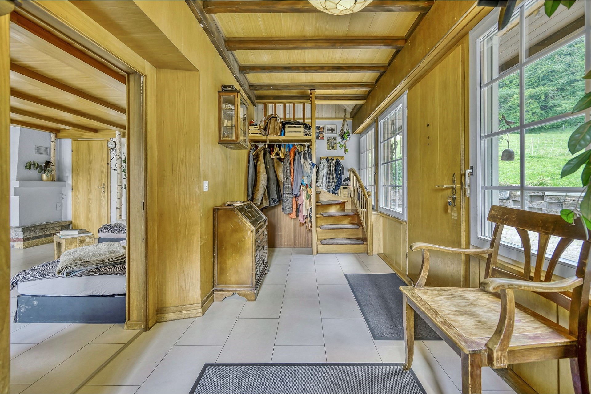 Holzverkleideter Flur mit Stauraum und Sitzbank