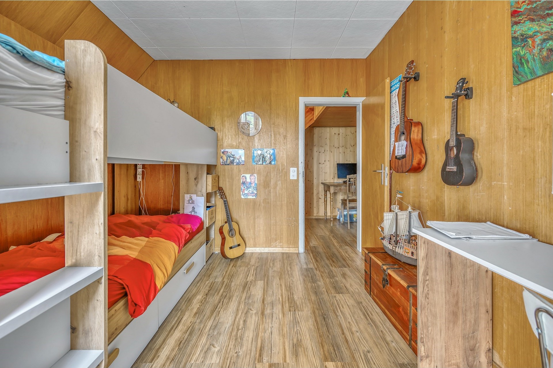 Kinderzimmer mit Hochbett und Musikinstrumenten