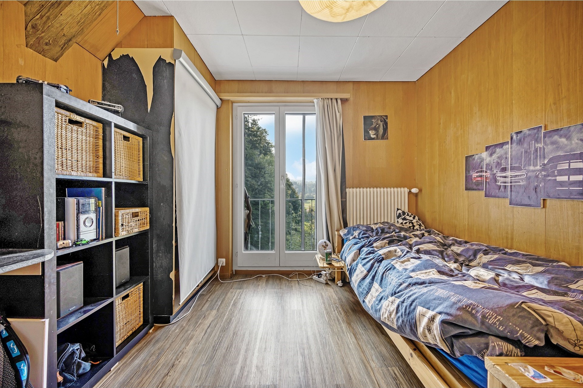 Helles Schlafzimmer mit Balkonblick